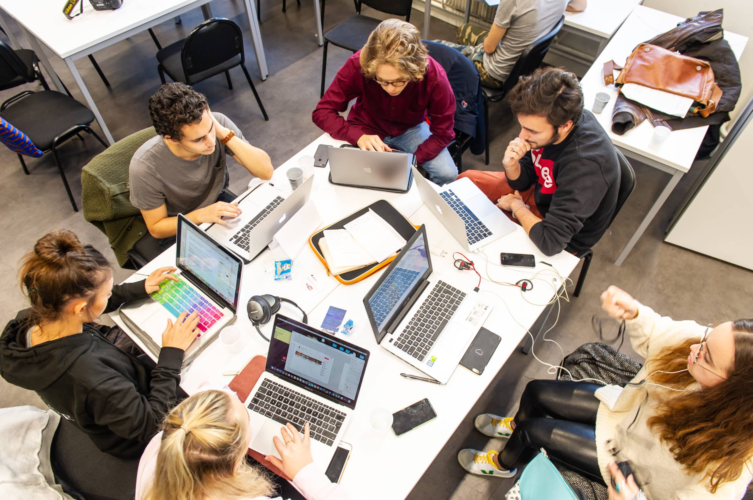 Etudiants de l'École W en train de travailler en mode projet